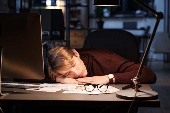 jeune analyste endormi au bureau